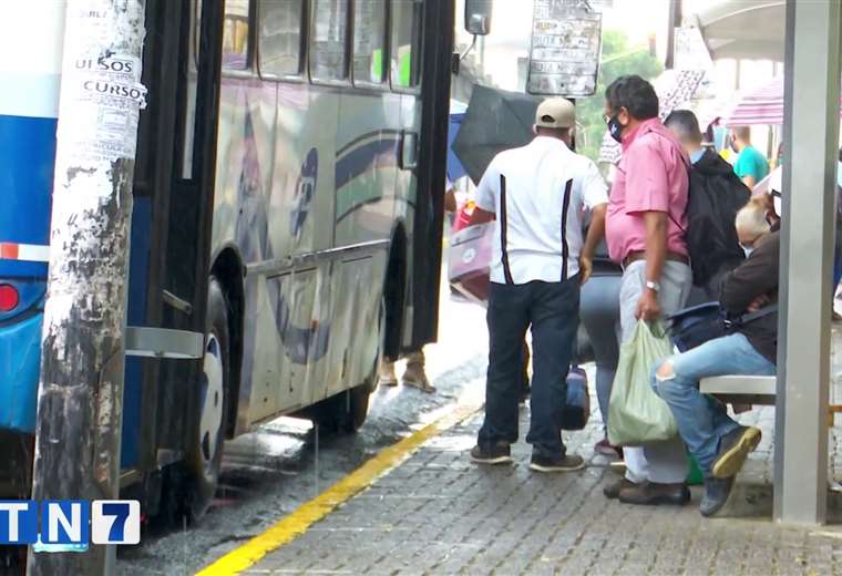Aumento de hasta ₡605 en pasajes de bus entrará a regir este martes