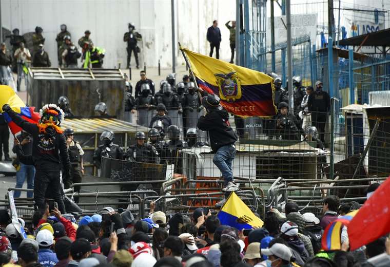 Lasso reduce precios de combustibles en Ecuador acosado por protestas y el Congreso