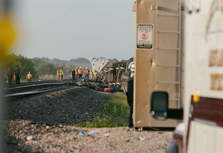 Un tren se descarrila en el centro de EE. UU. y deja tres muertos