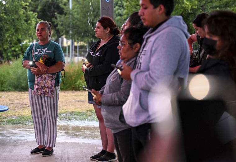 Dolor y rabia en vigilia celebrada por migrantes muertos en un camión de Texas
