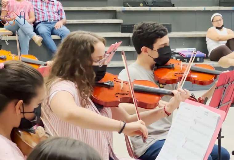 Esta joven se enfrentó a las dificultades de una condición severa con la ayuda del violín