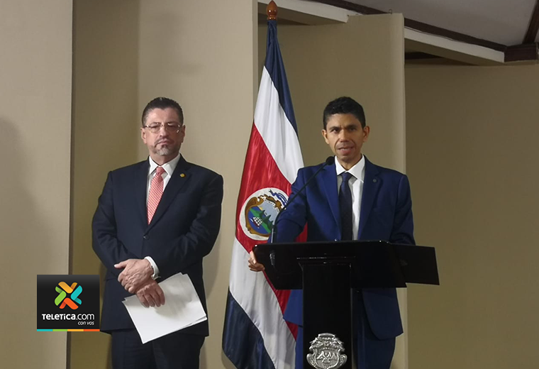 Rodrigo Chaves anuncia que dará "permiso temporal" para que revisión vehicular siga realizándose