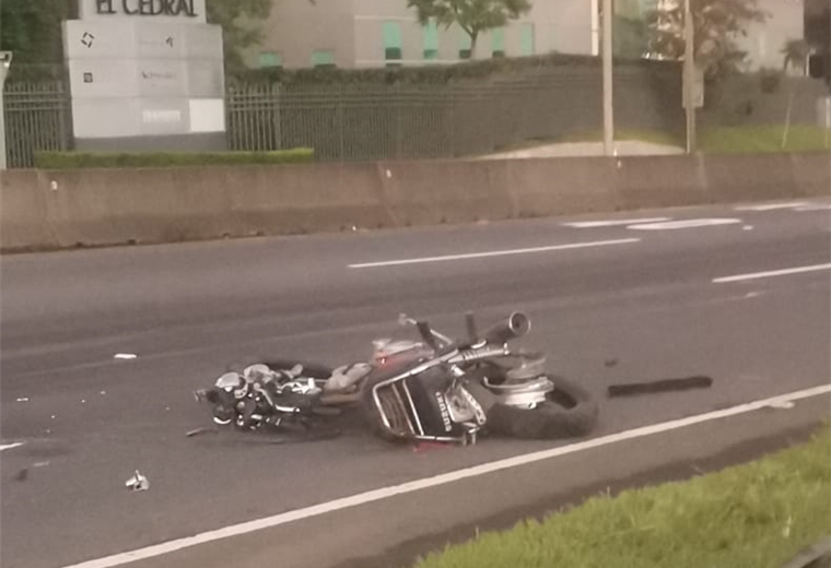 Motociclista muere tras chocar contra un vehículo cerca del peaje de Escazú