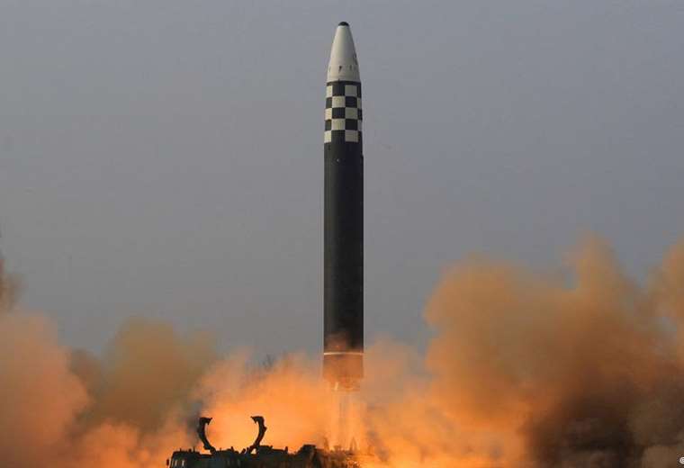 Corea del Norte dispara ocho misiles balísticos, alerta Seúl