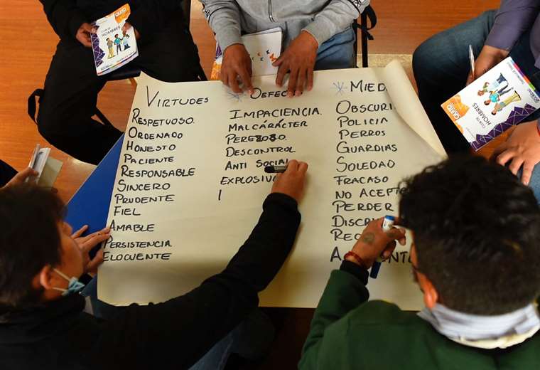 Club educa a hombres para intentar frenar violencia de género en Ecuador