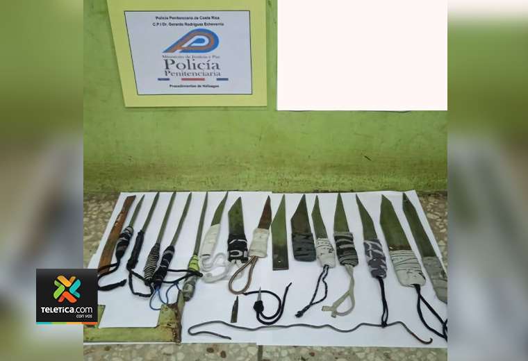 Dos heridos graves y 18 armas blancas decomisadas tras riña en centro penal en Alajuela