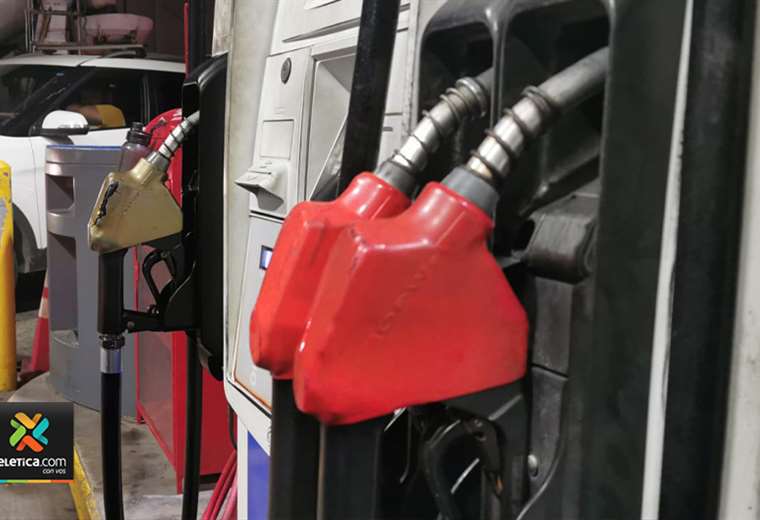 Rodrigo Chaves firma ley que congela aumento en impuesto a combustible