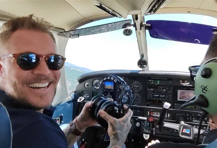 Mauricio Hoffman se prepara para pilotear aviones
