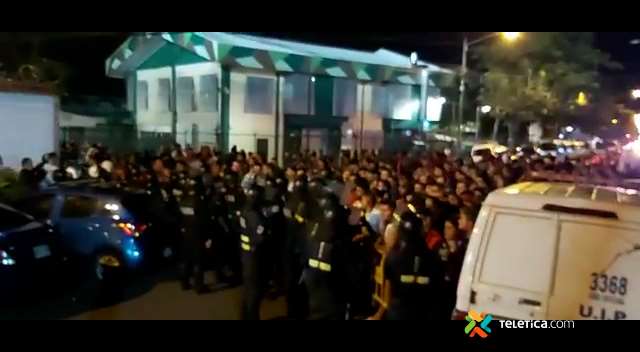 Fuerza Pública detiene en Alajuela dos autobuses con aficionados de Cartago