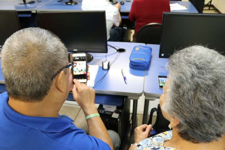 Ageco ofrece cursos virtuales y presenciales para adultos mayores
