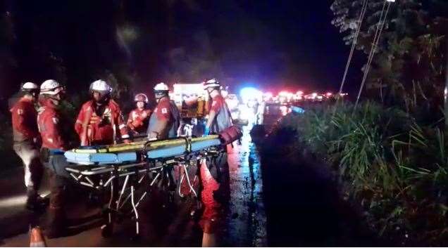 Derrumbe arrastró autobús hasta barranco; dejó al menos 9 fallecidos