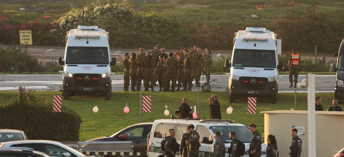 Hamás entrega restos de otros cuatro rehenes e intenta recuperar control en Gaza