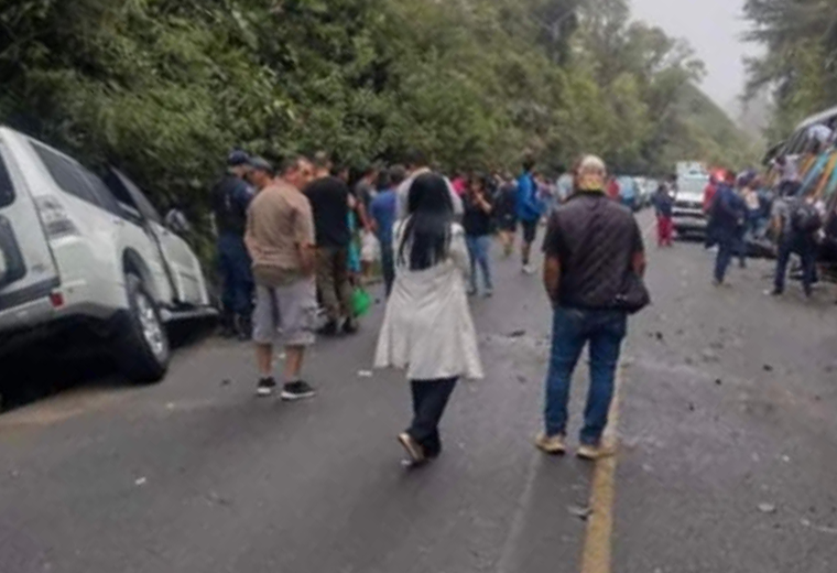 Video: Un muerto y al menos 10 heridos tras choque de carro contra bus ...