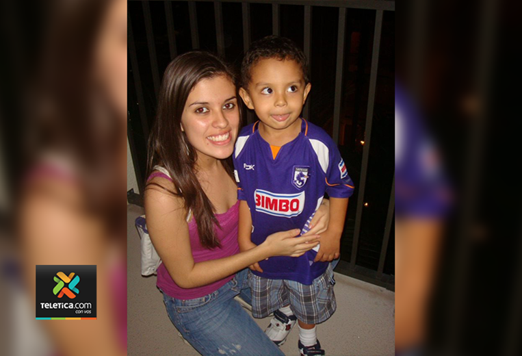 Adriana Aguilar con su familia en Disney en el 2008