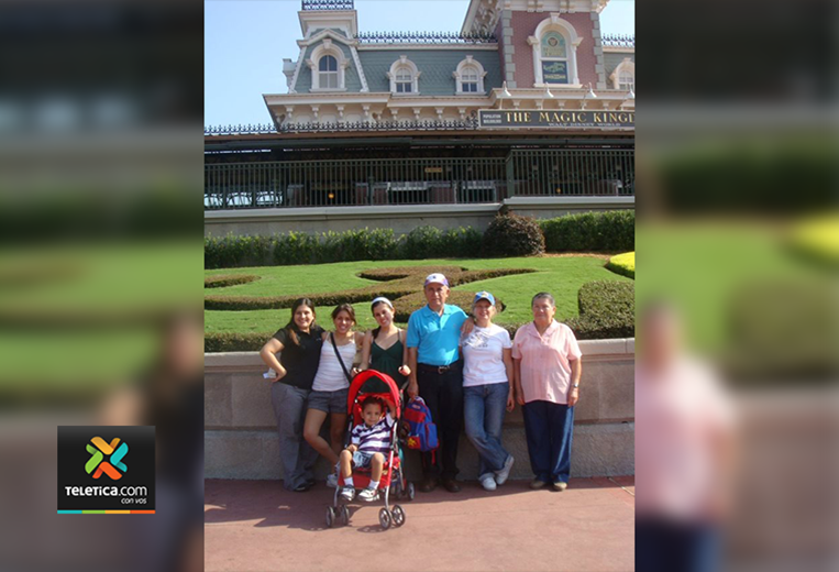 Adriana Aguilar con su familia en Disney en el 2008