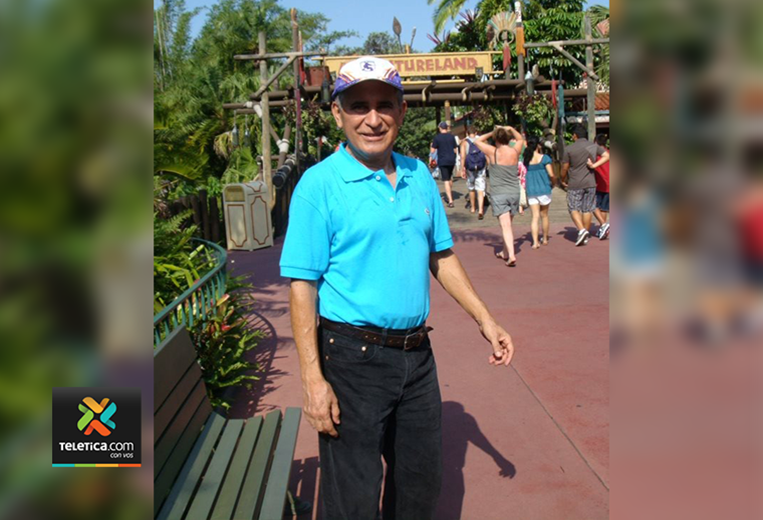 Adriana Aguilar con su familia en Disney en el 2008