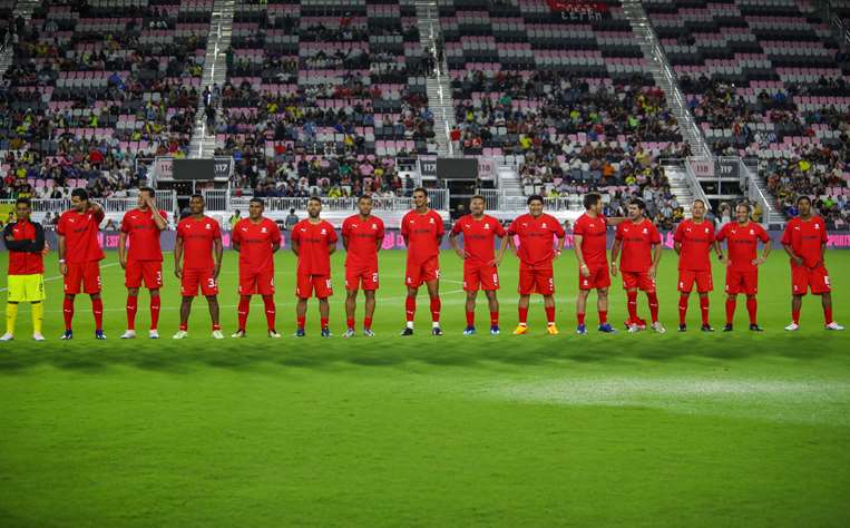 Bryan Ruiz en equipo de leyendas de Conmebol