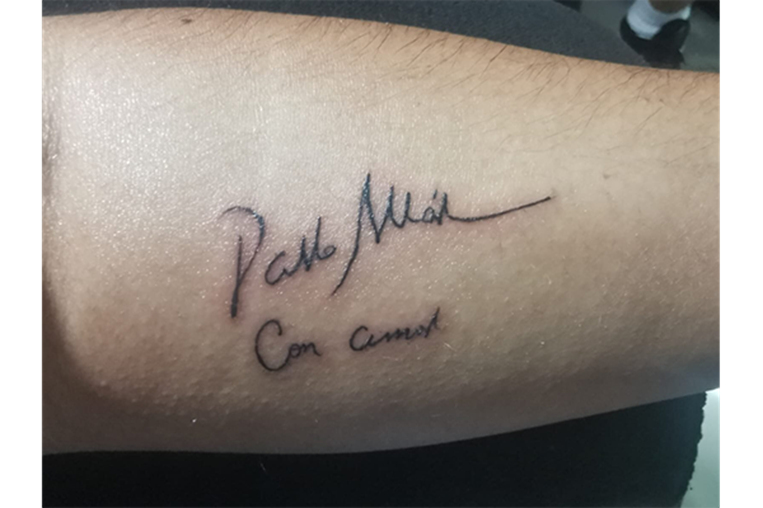 La fan #1 de Pablo Alborán en Costa Rica se tatuó su firma