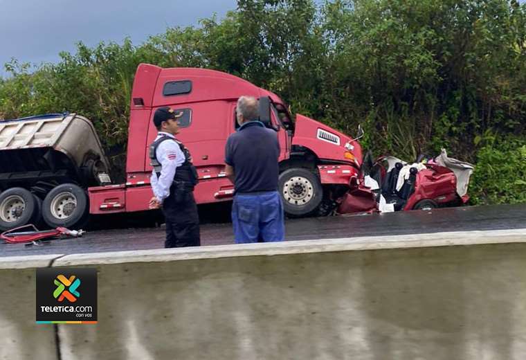 Violento Choque Entre Tráiler Y Carro Dejó Un Muerto Y Dos Personas ...