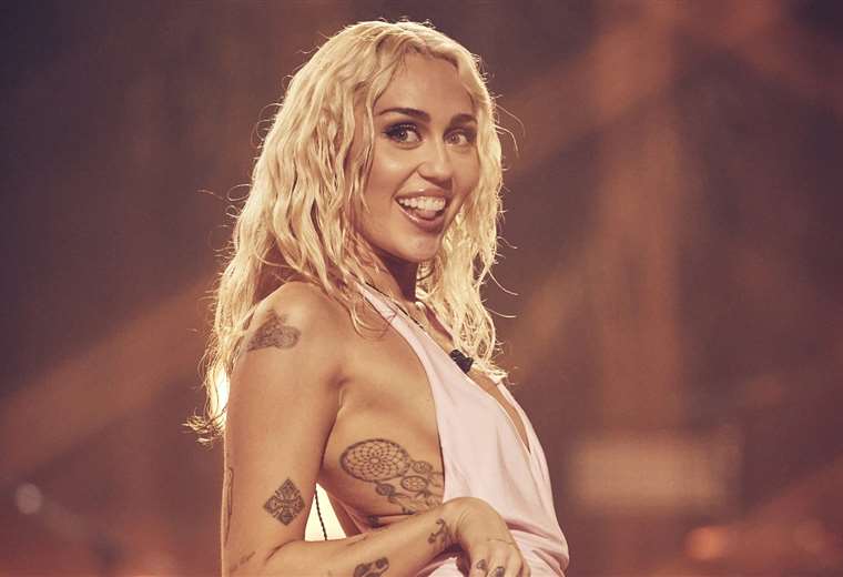 Miley Cyrus releases new album, Endless Summer Vacation