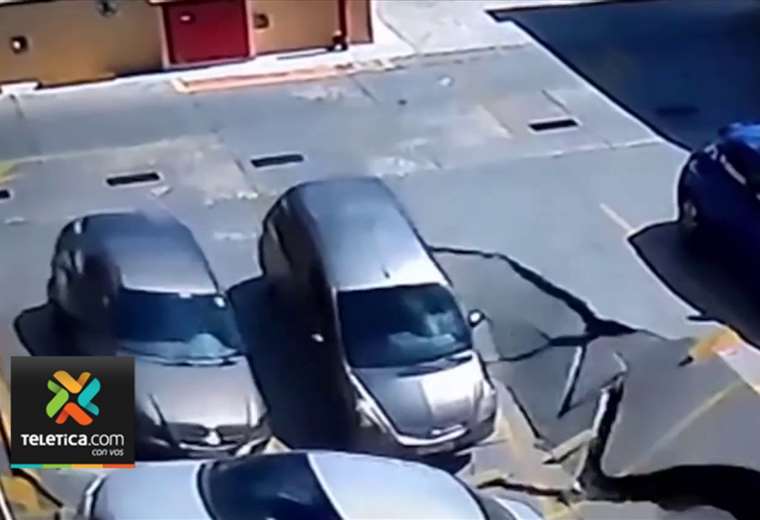 Video: Tres carros caen del techo de un centro comercial en Brasil ...