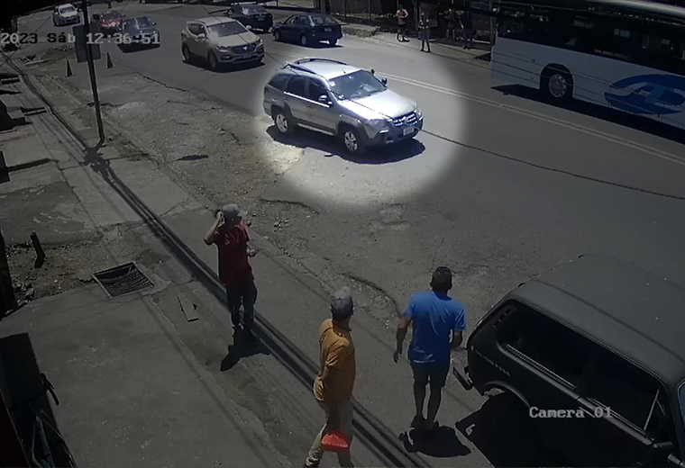 Video captó momento en que un carro atropella a dos niños y su madre ...