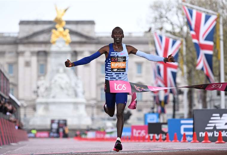 16 seconds off the record!  Kelvin Kiptum makes history at the London Marathon