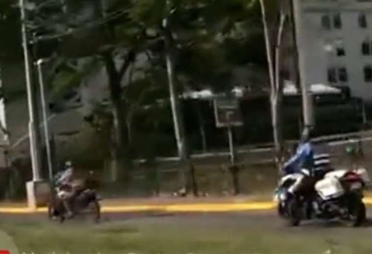 Video: Motociclista atropella policía, se da a la fuga y es detenido en ...