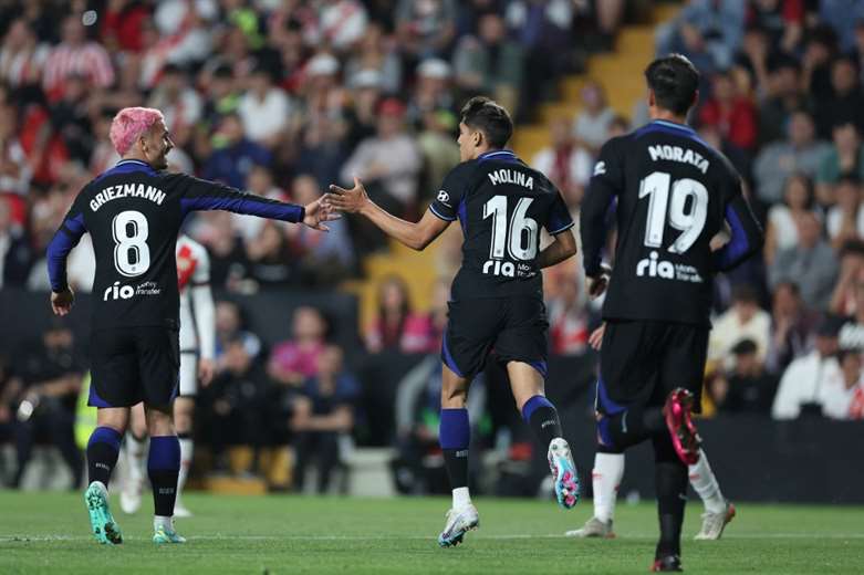 Atlético derrota al Rayo y acecha el segundo puesto del Real Madrid ...