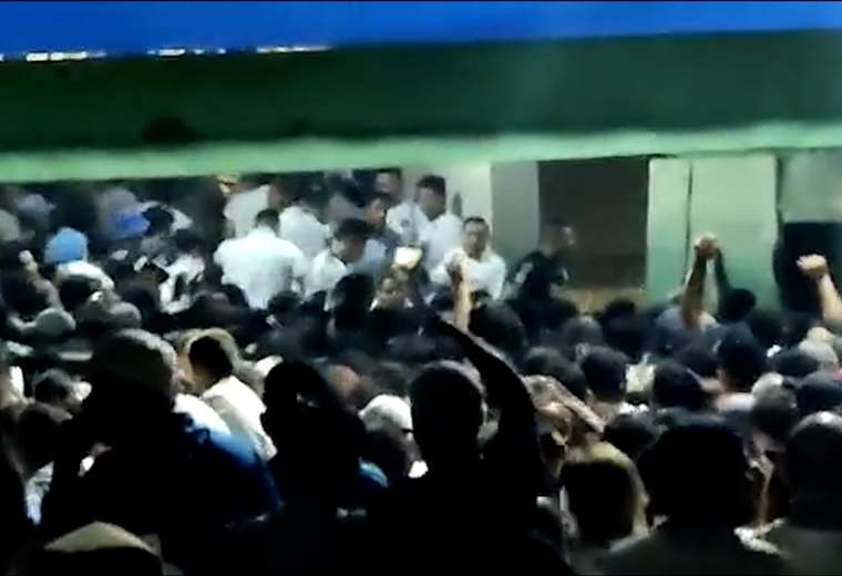 Video: At least 9 dead in stampede at El Salvador stadium