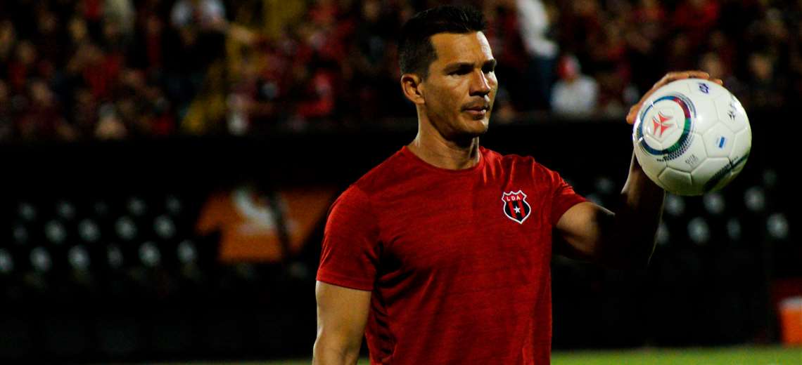 Wardy Alfaro deja de ser el preparador de porteros de Alajuelense | Teletica