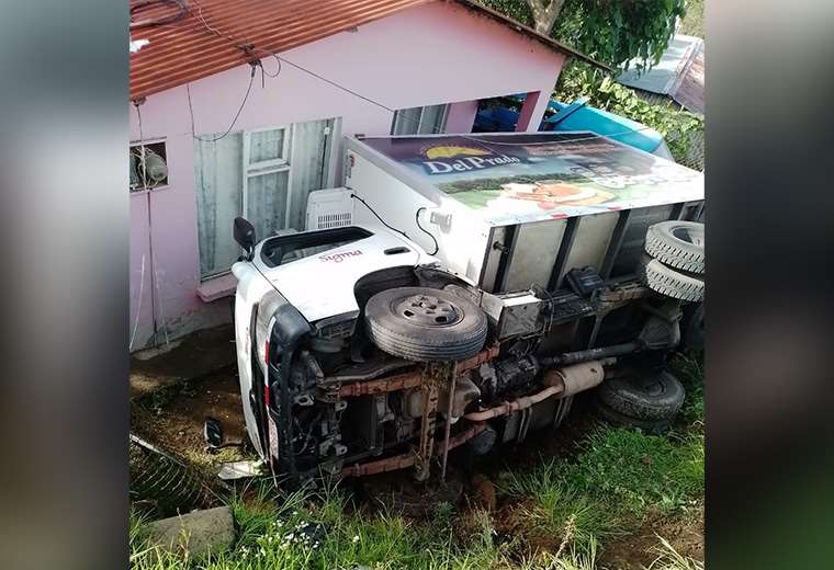 Chofer de camión se salva de milagro tras caer sobre casa en Cartago ...
