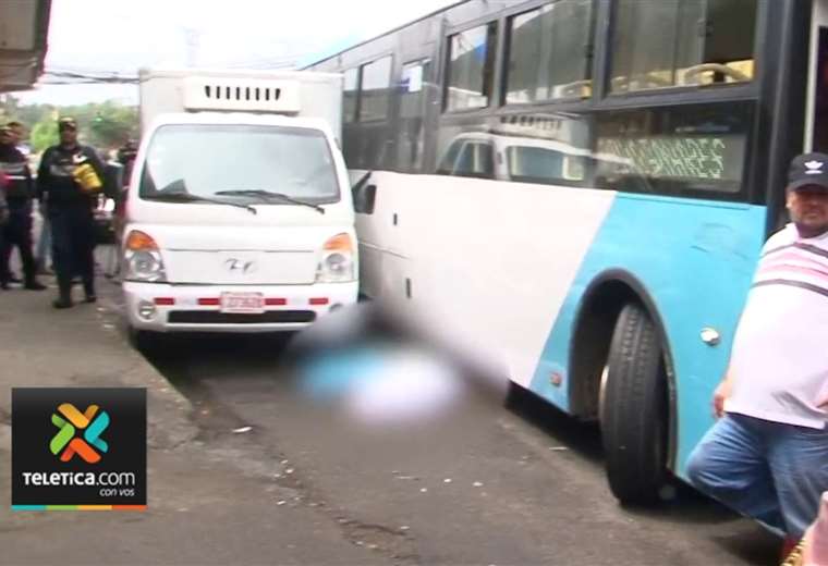 Video: Chofer Que Se Bajó De Autobús Muere Prensado Tras Correr Para ...