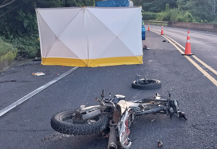 Motociclista muere tras chocar de frente con carro en la Ruta 27 | Teletica