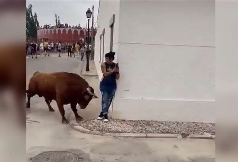 Video Mujer Se Distrae Con El Celular Y Es Embestida Por Toro Teletica