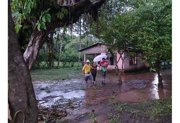Dos adultos mayores rescatados tras desbordamiento de Río Lagarto en Chomes