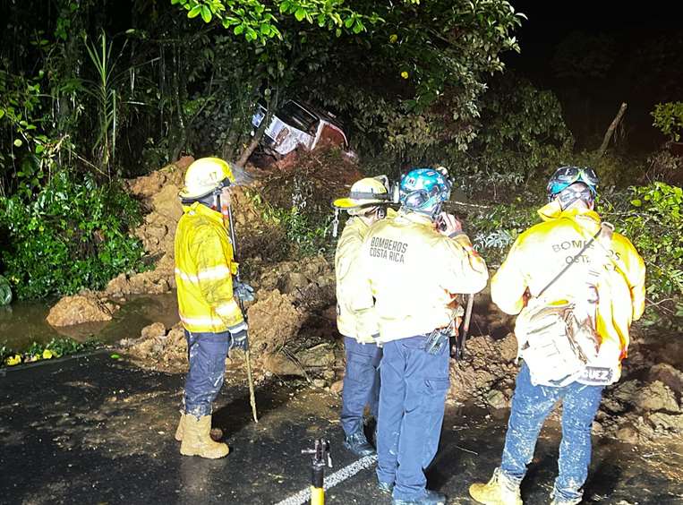 Carros quedaron atrapados por derrumbe en Ruta 32