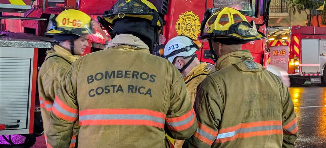 Bomberos atienden quema de desechos y encuentran cuerpo calcinado en Heredia