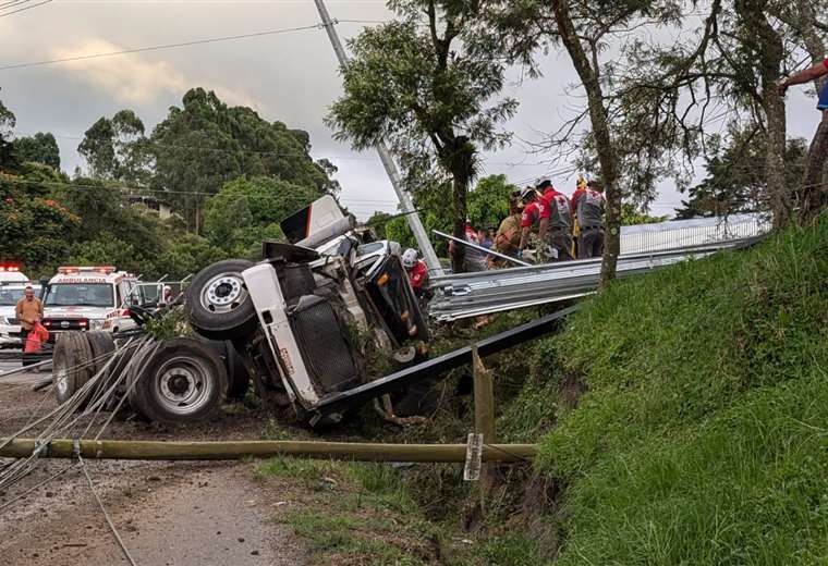 Video: Aparatoso accidente de camión deja dos personas graves en Llano ...