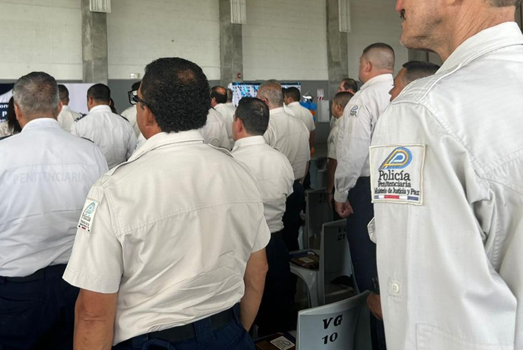 Oficiales de Policía Penitenciaria