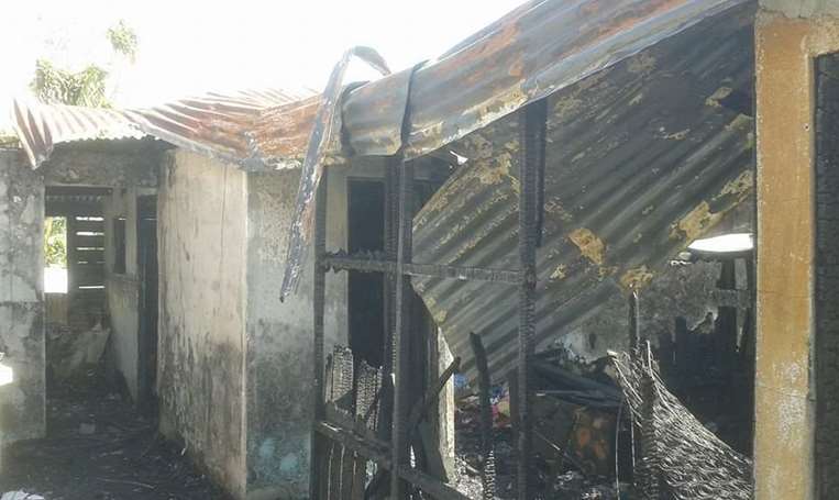 Le quemaron la casa, su esposo murió en el incendio, quedó sola con tres hijos y no se rin