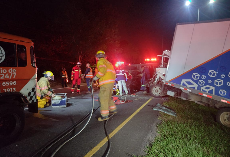 Choque entre camiones deja un muerto y tres heridos en Santa Ana | Teletica