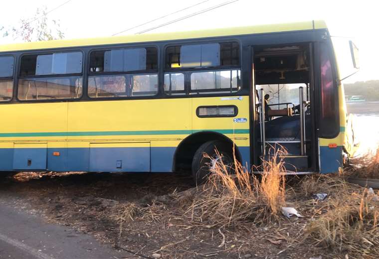 Choque de bus con carro deja un muerto y nueve heridos en Esparza ...