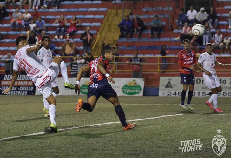 San Carlos tumba al Santos y desplaza a la Liga del segundo lugar