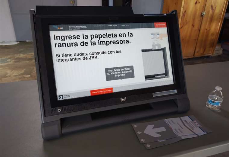 Voto electrónico en Escuela República de Francia, Santa Ana