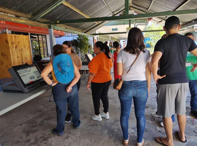 Voto electrónico en Escuela República de Francia, Santa Ana