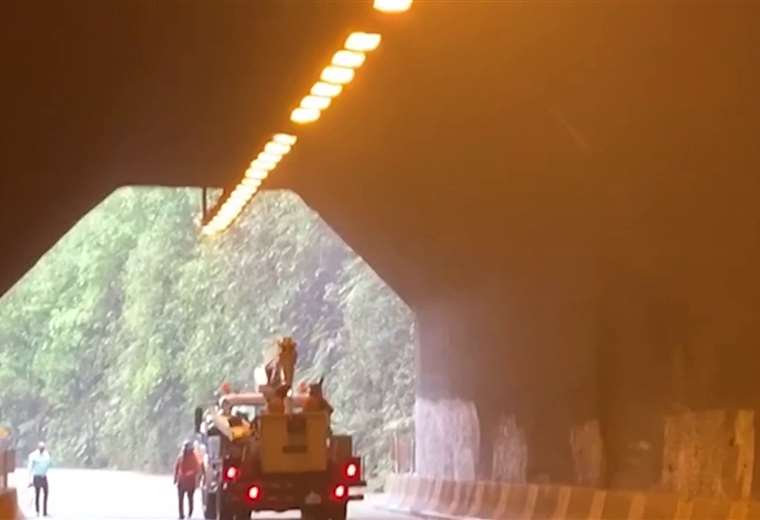 TESTA STERZO DESTRA PER VOLVO EUROTRAKKER CURSOR (Confezione da 2 pezzi) oe 20742127