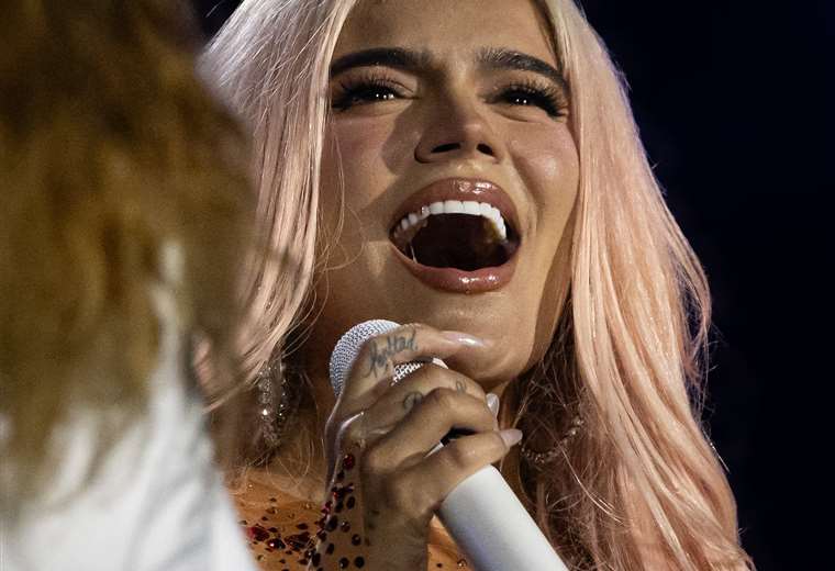 Karol G Acompaña A Andrea Bocelli En Nueva Versión De ‘vivo Por Ella