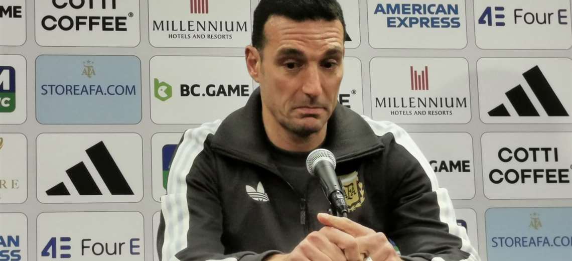 La FIFA se disculpa con Scaloni por no dejarle tocar el trofeo del Mundial