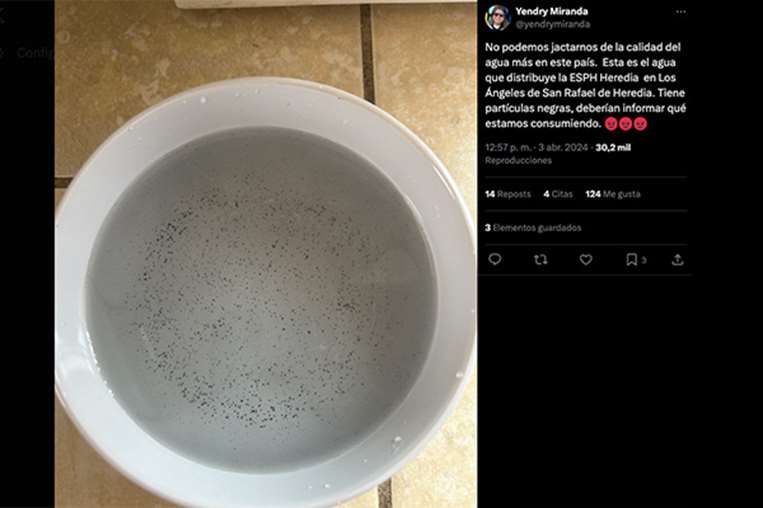 Encuentra partículas negras en el agua